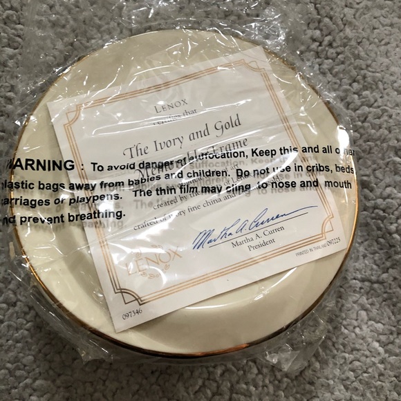 Lenox Ivory and Gold Picture frame. NEW IN BOX - Picture 2 of 8